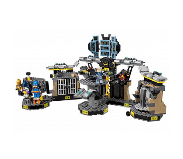 Конструктор LEGO Фильм Бэтмен Нападение на Бэтпещеру