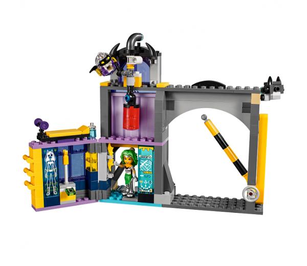 Конструктор LEGO Супергёрлз Бэтгерл Секретный бункер Бэтгерл