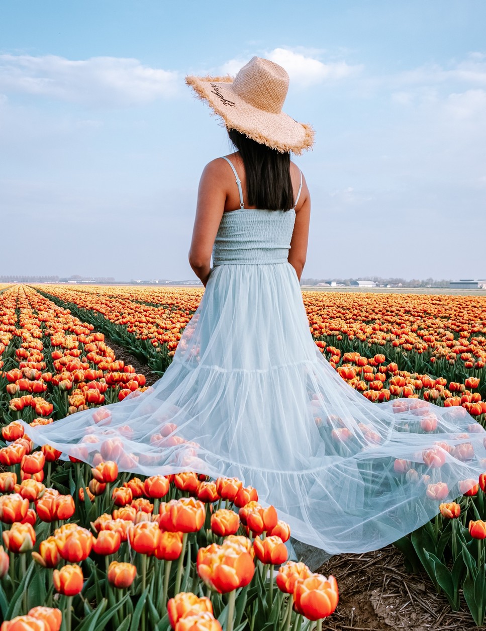 Холст с красками по номерам 17*22см Девушка в поле тюльпанов 14цв.