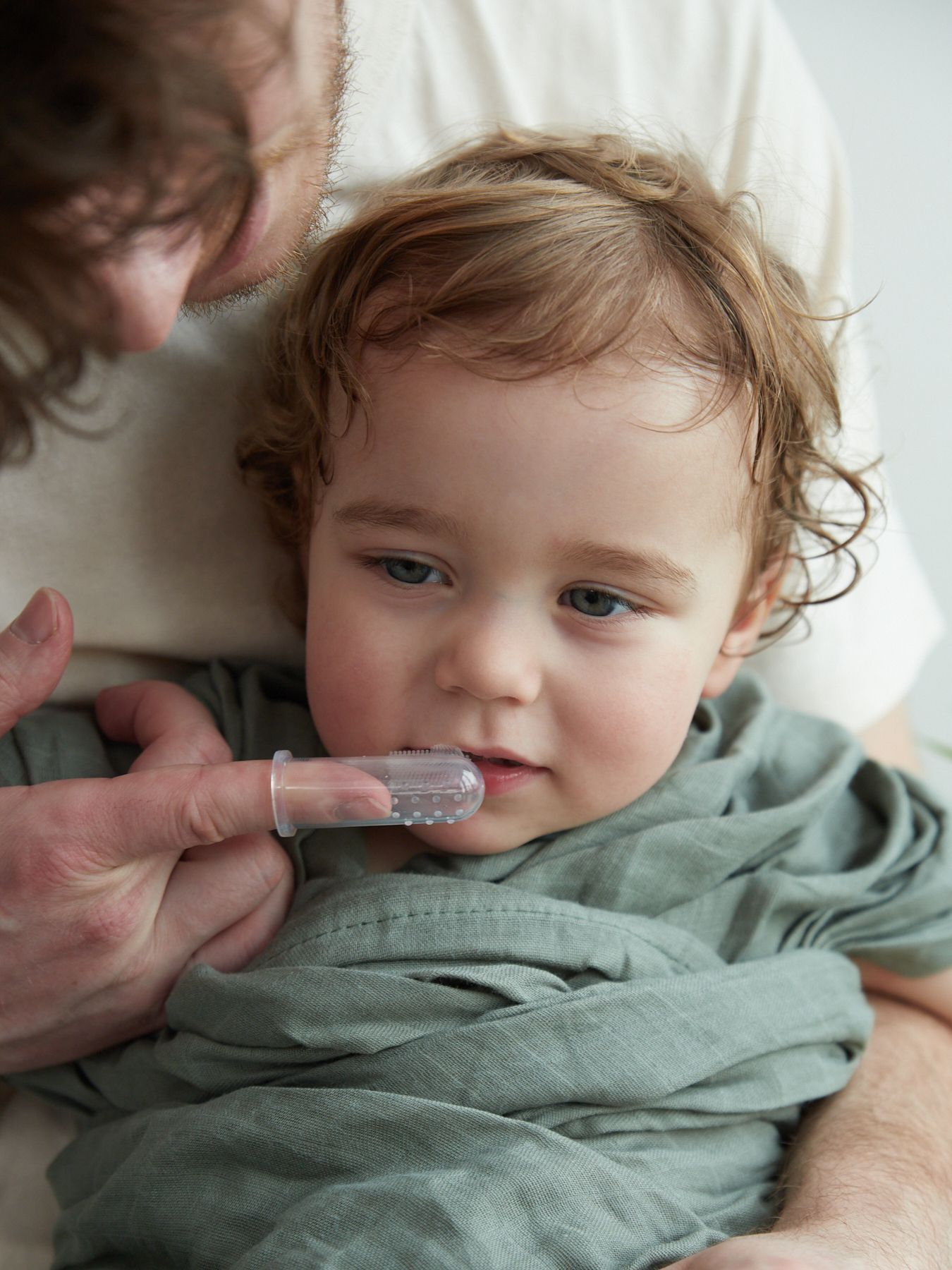 Щетка зубная на палец с пеналом (aqua)