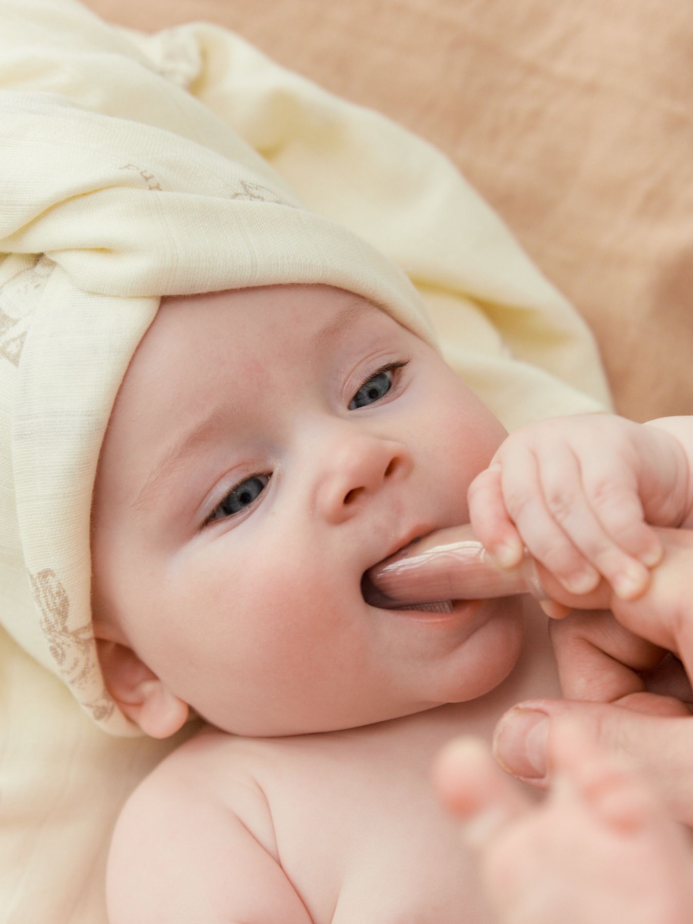 Щетка зубная на палец с пеналом (aqua)